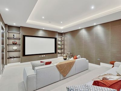 Luxe Mews Home w Cinema Room – South Kensington