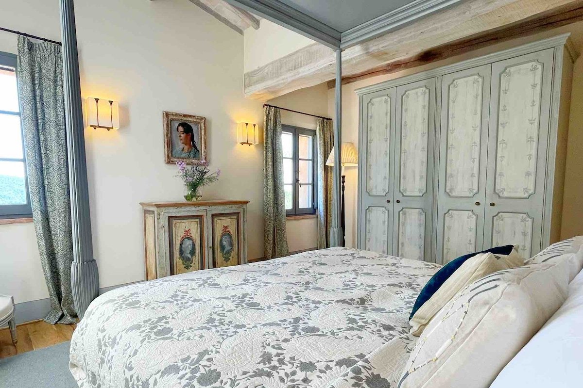 Luxury Retreat in the Tuscan Hills gallery image 2