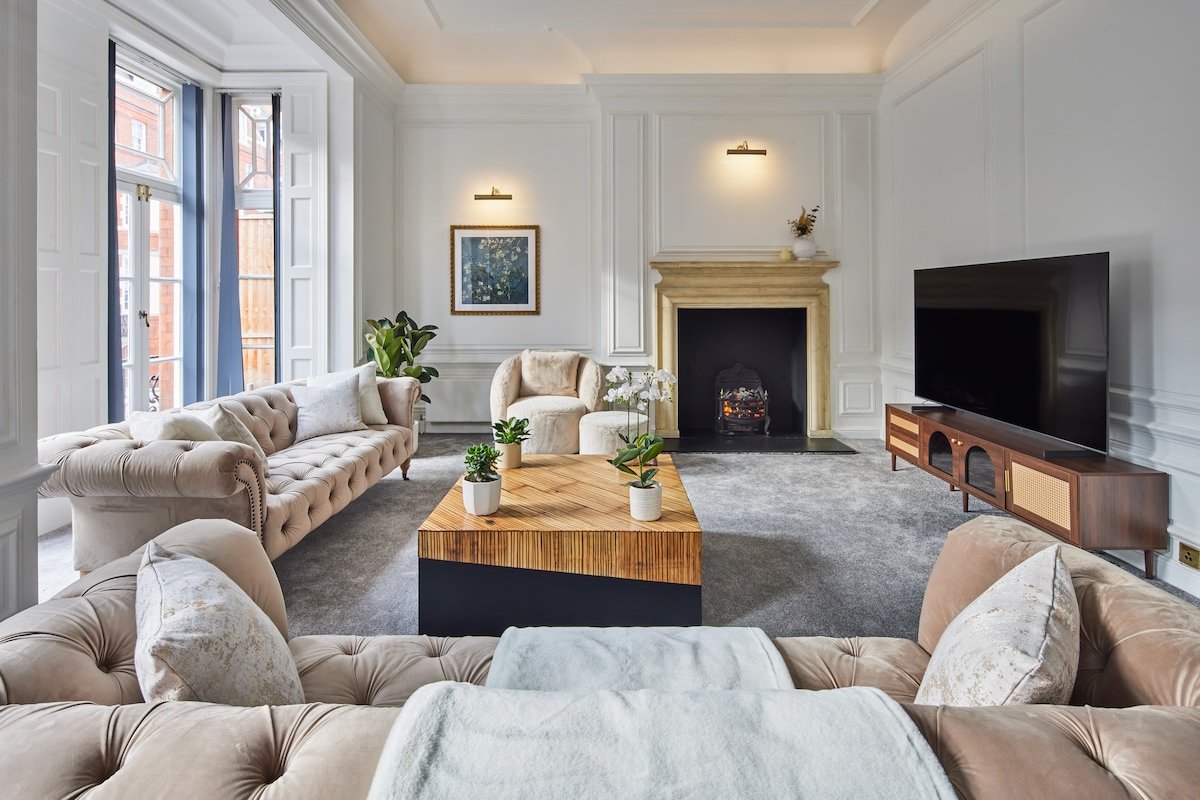 Grand Mayfair Duplex | Classically British gallery image 2