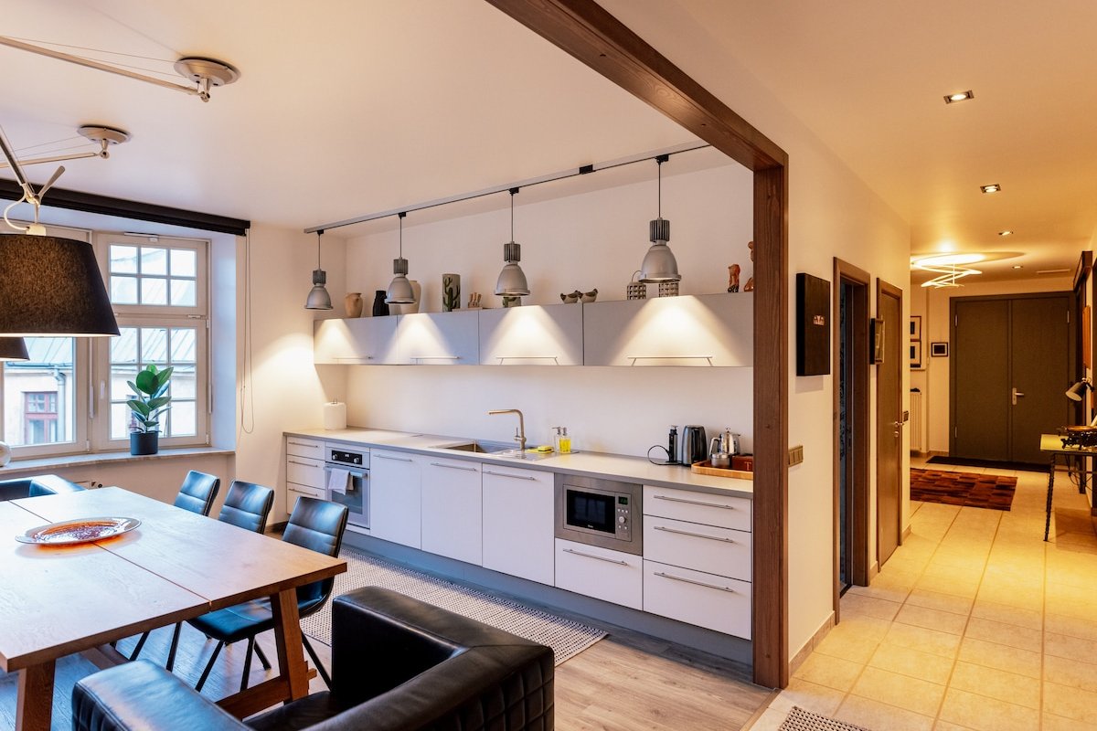 Art House apt. w/ three bedrooms gallery image 3