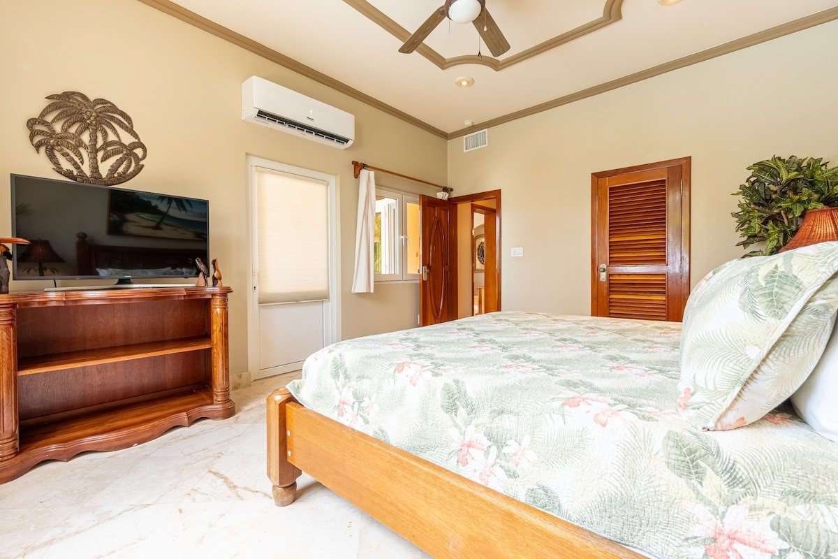 Beachfront Villa Solemar at Belizean Cove Estates gallery image 3