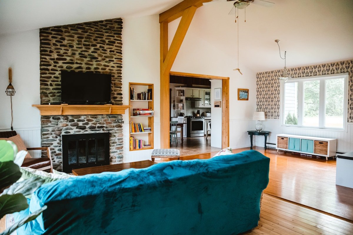 Summer Bliss Large Waterfront Home gallery image 4