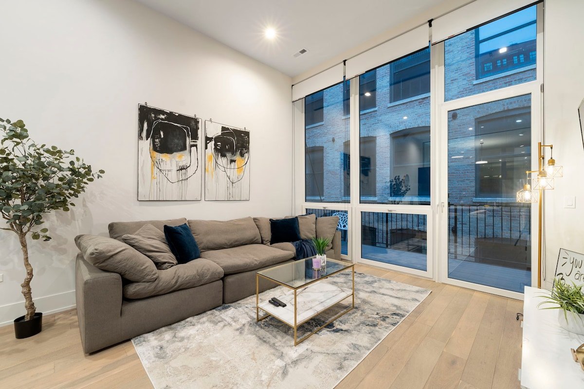 Riverfront Oasis in River North gallery image 2