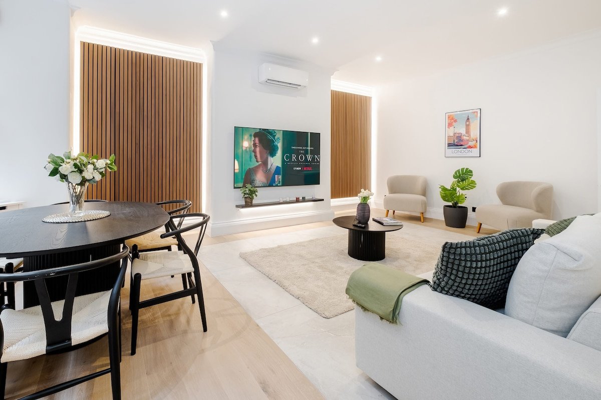 Luxurious 2BR Oasis in South Kensington w/ Air Con gallery image 3