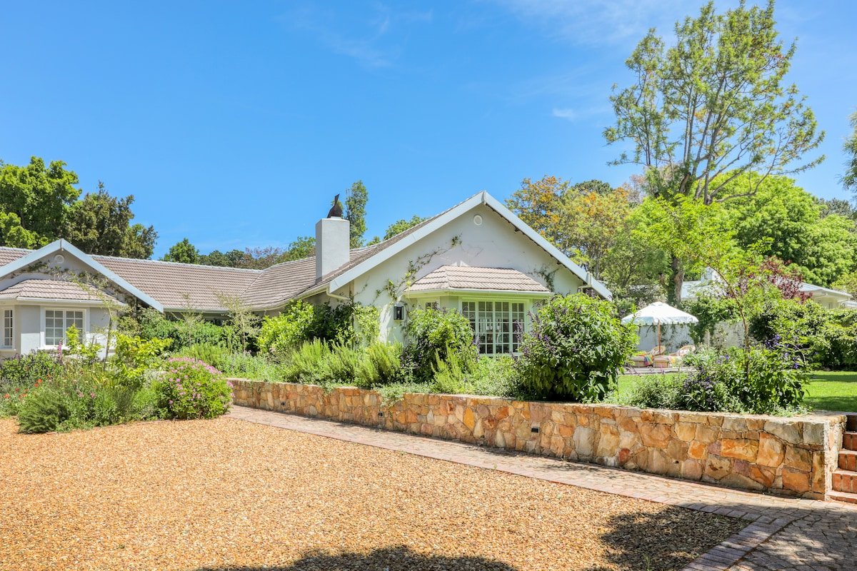 Quaint 4 bedroom home, in the heart of Constantia. gallery image 2