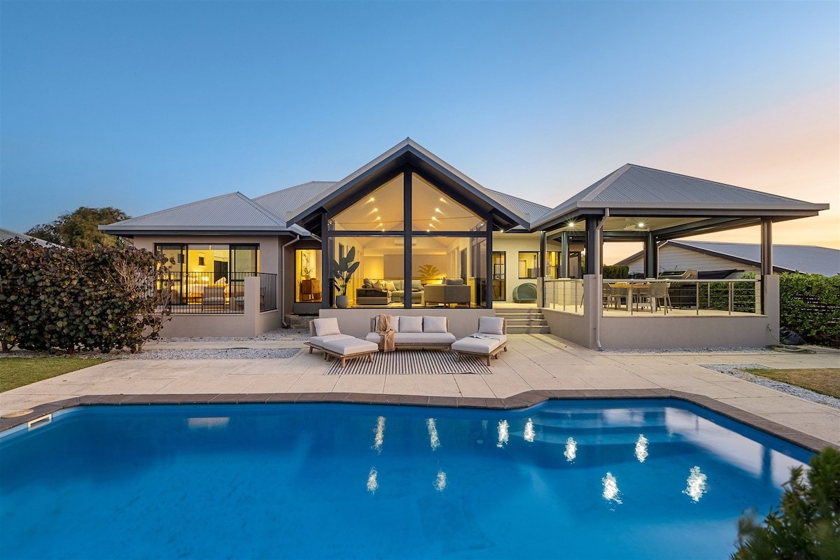 Tides Edge—Stunning Pool House by the Beach gallery image 3