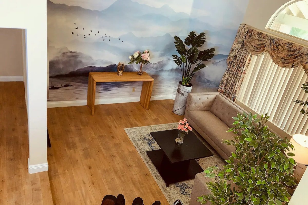 Spacious 7 Bedroom Home Great for 16 Guests gallery image 4