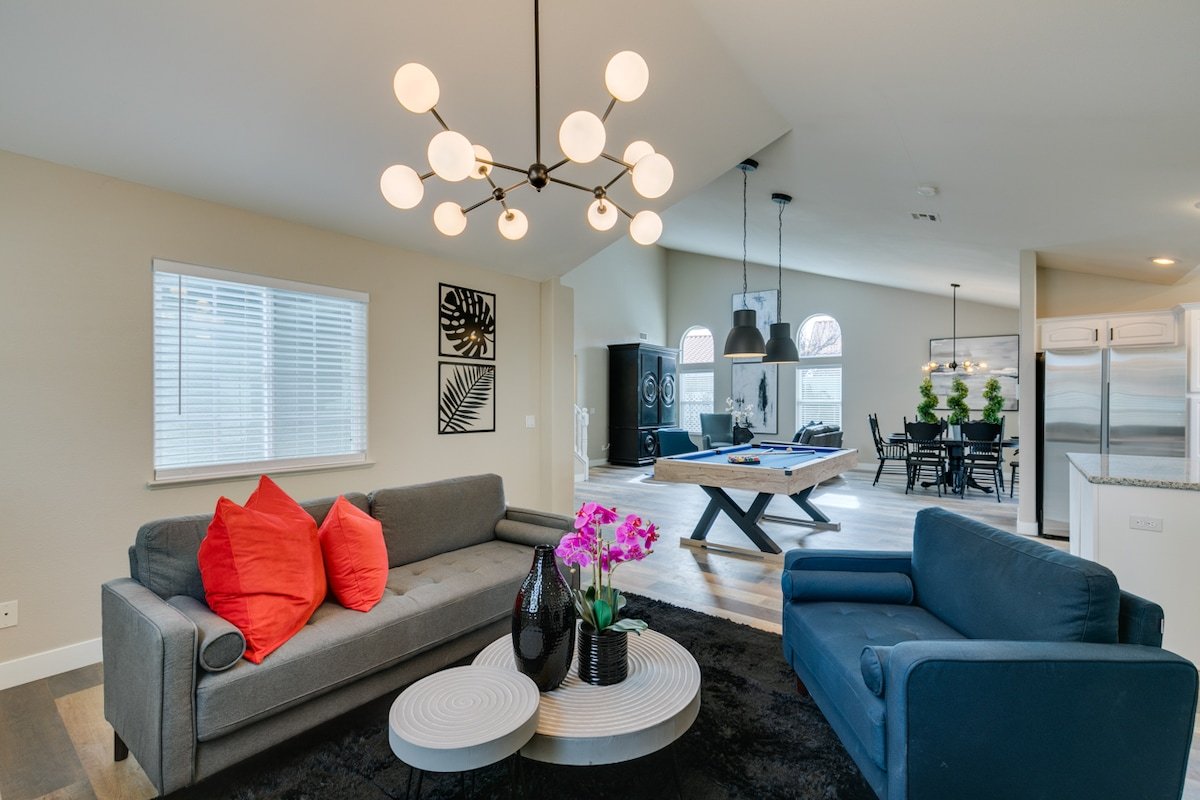 5BR Oasis w/ Pool, 3 Suites, Just 3.5mi to Strip gallery image 2