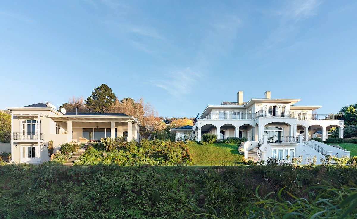 Luxury Villa in the Constantia winelands gallery image 3