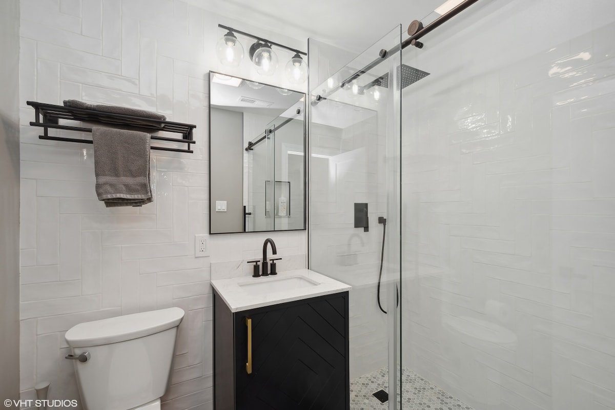 Brilliant Downtown Chicago 3-Bedroom Condominium gallery image 5