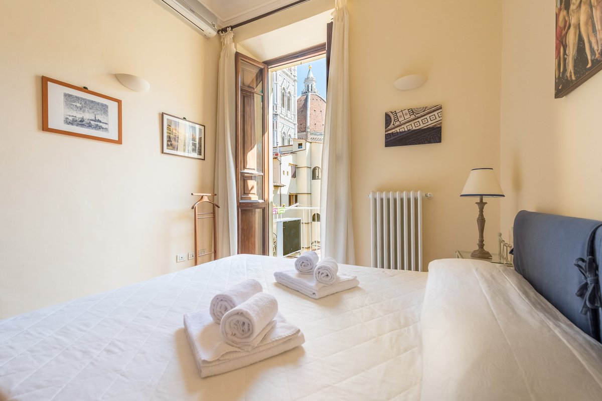 Charming 2 Bed Apartment overlooking Duomo