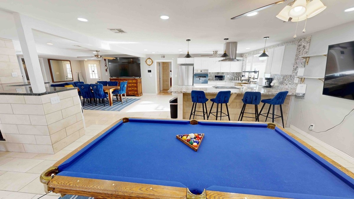 Spacious Villa near Strip*hot tub*Pool SJ gallery image 3