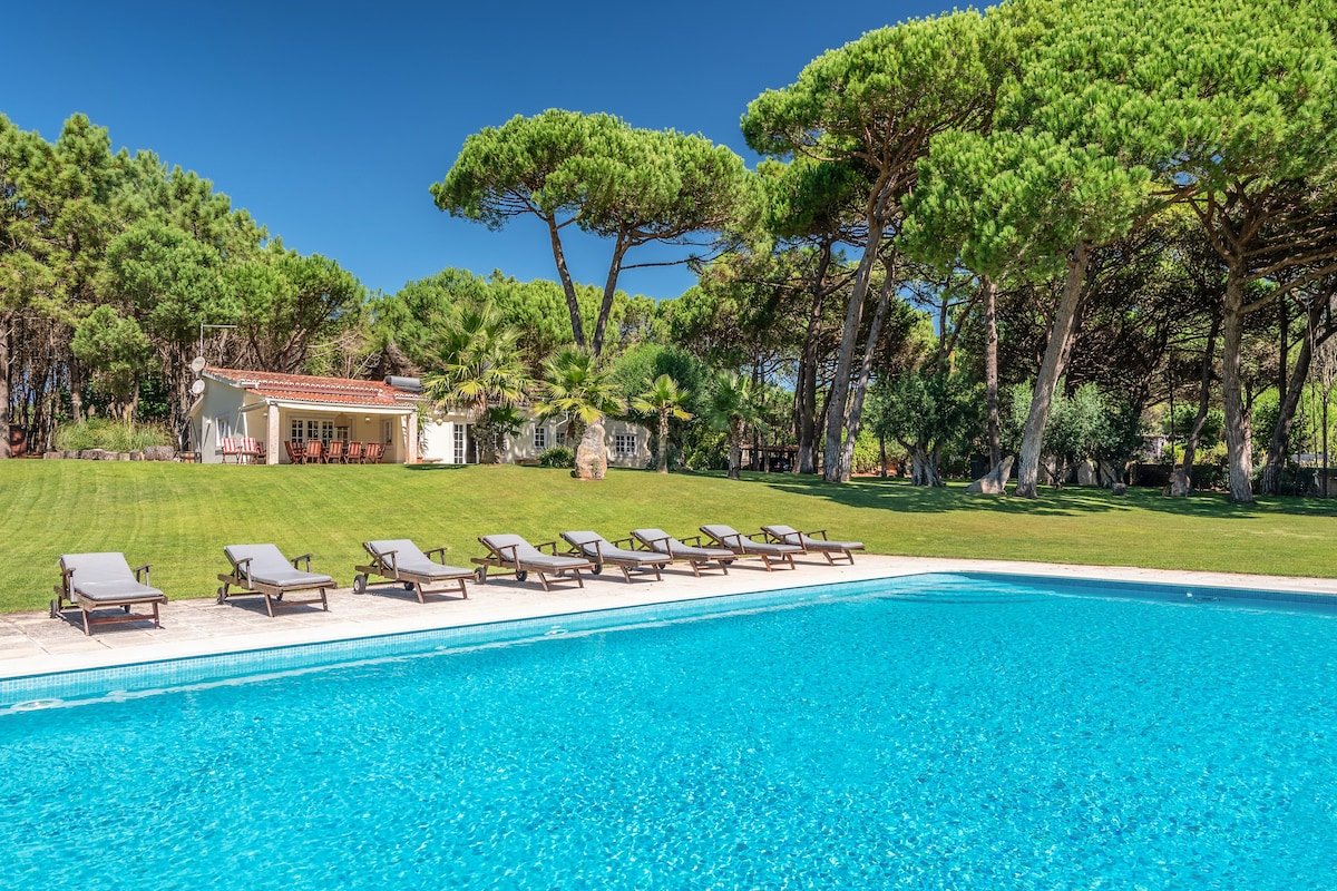 Villa with Luxury Garden in Sintra gallery image 2