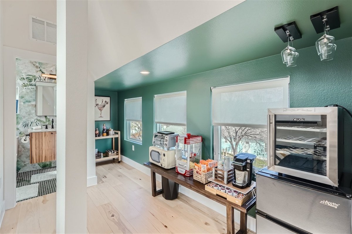 High-end 4 BDRM I Downtown Austin I Pool & Patio! gallery image 4