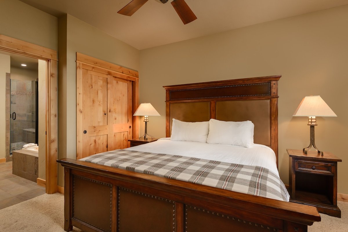 Spacious 3BD/3.5B Cabin w Hot Tub at Brasada Ranch gallery image 2