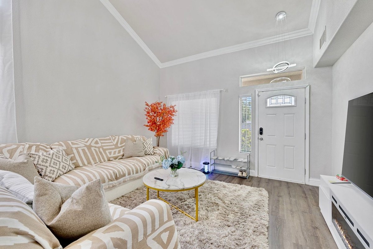 Modern Home in Vegas Strip | Heated Pool | Jacuzzi gallery image 3