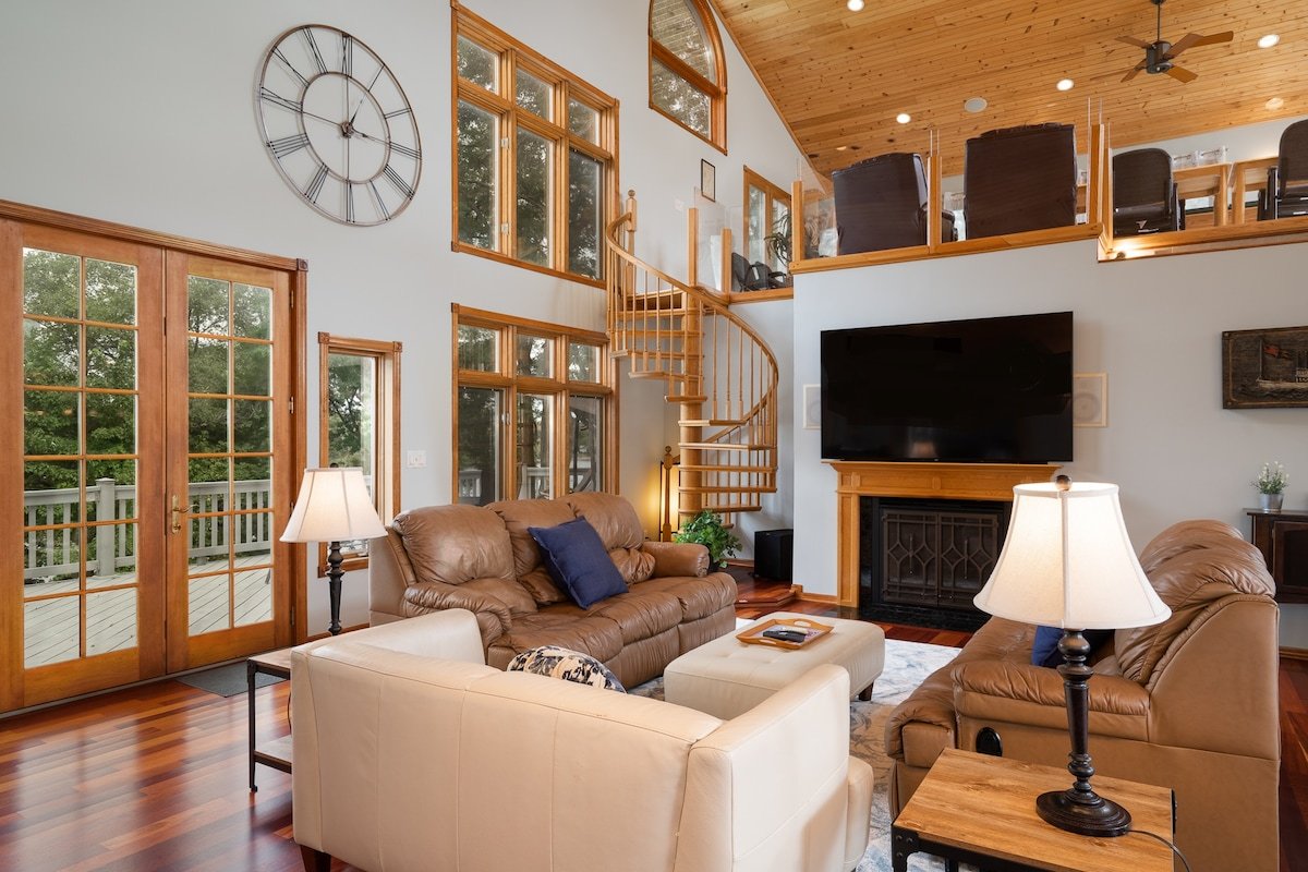 Manor on the River, 5,000 SQFT, Hot Tub & Kayaks gallery image 3