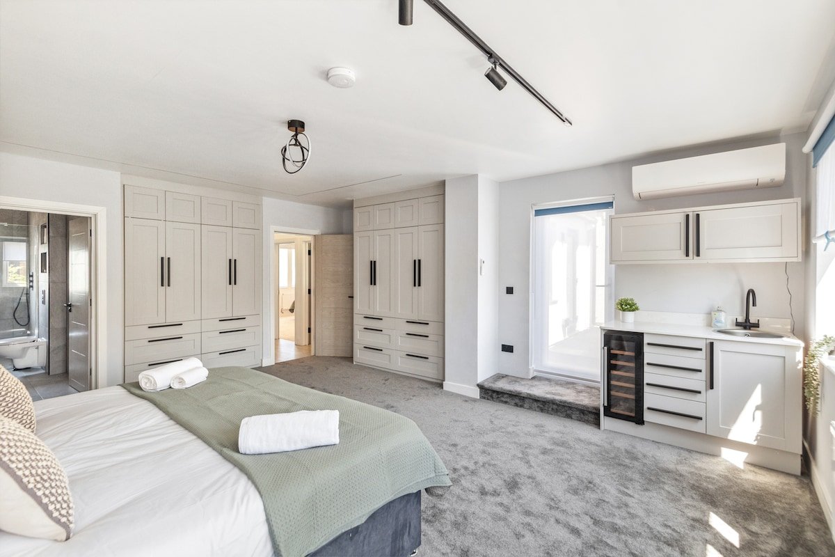 Spacious 6-Bedroom Luxury Home – Sleeps 12+ gallery image 3