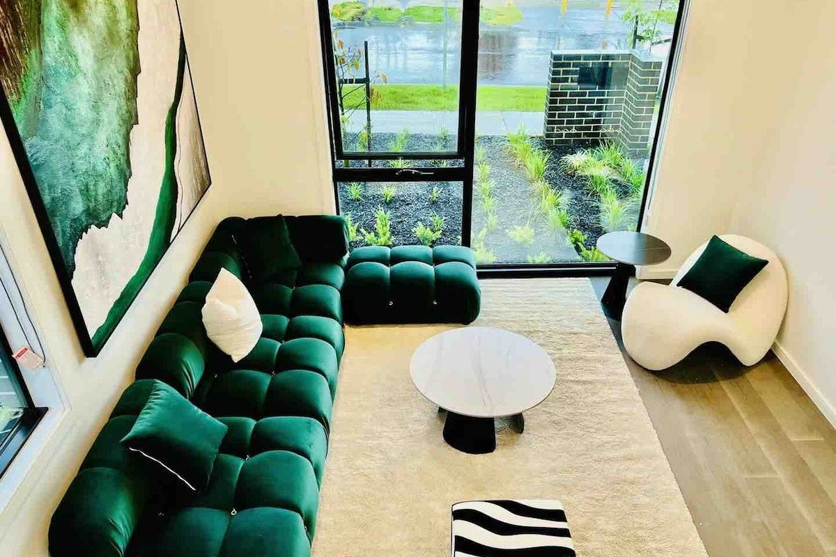 Burwood East Brand New 5-Bedroom Art Gallery Home gallery image 5