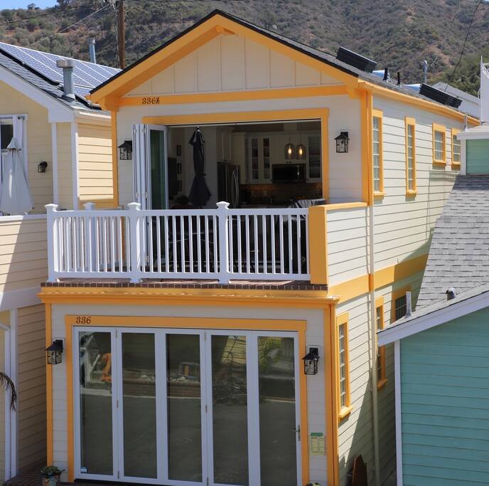 Cozy Oasis ~ Private Balcony & BBQ: 2 Min to Beach gallery image 2