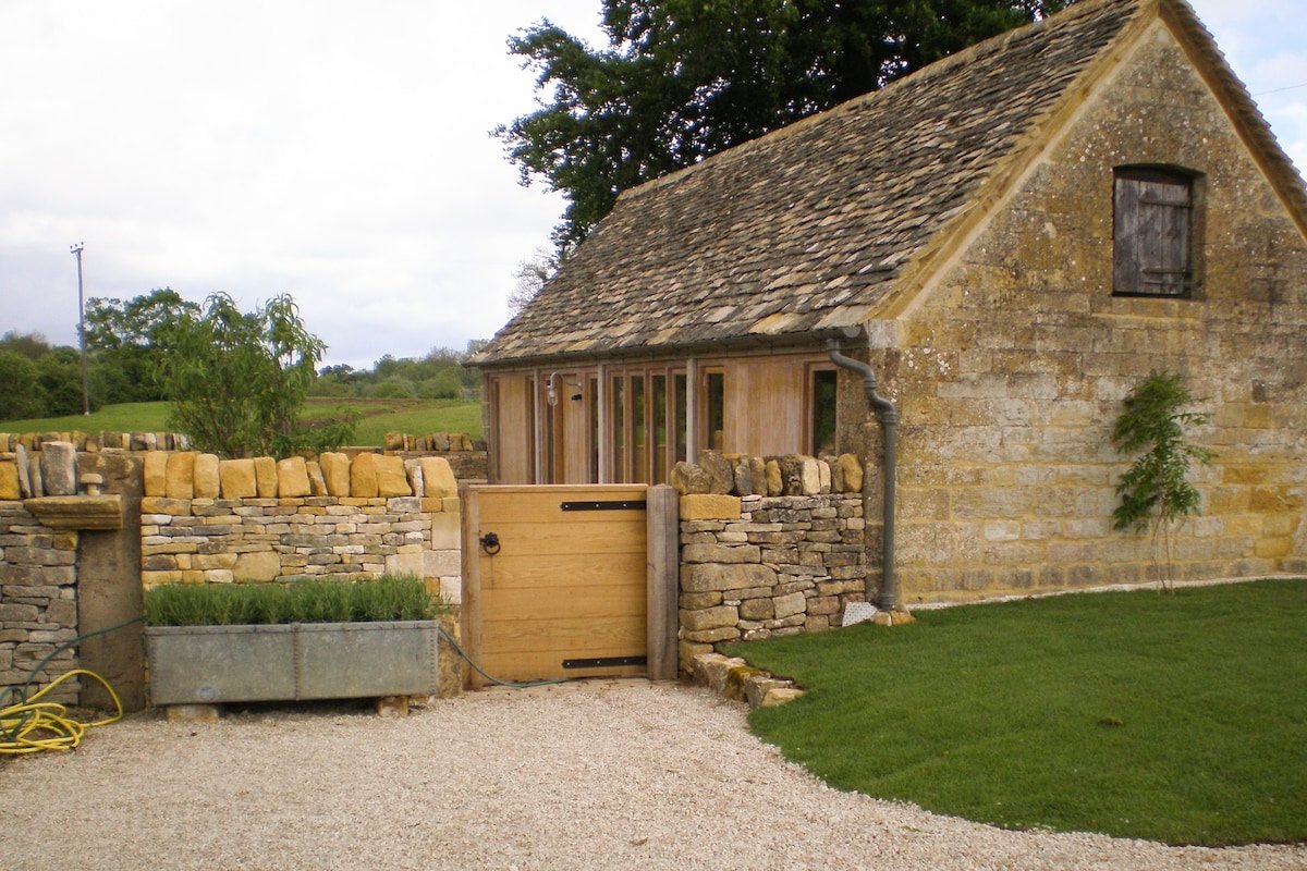 Temple Guiting Estate gallery image 5