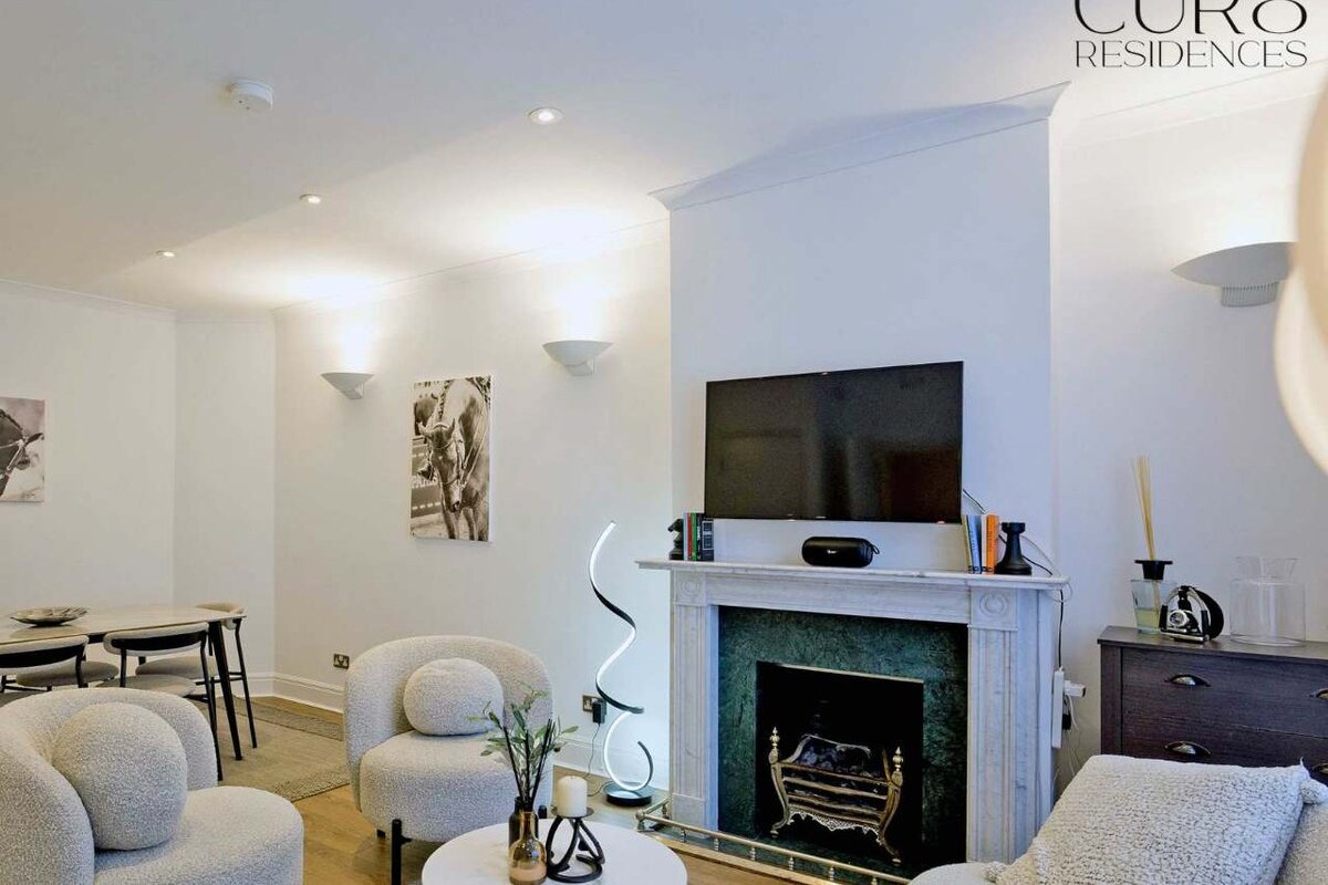 Charming Mews House in the Heart of South Kensingt gallery image 5