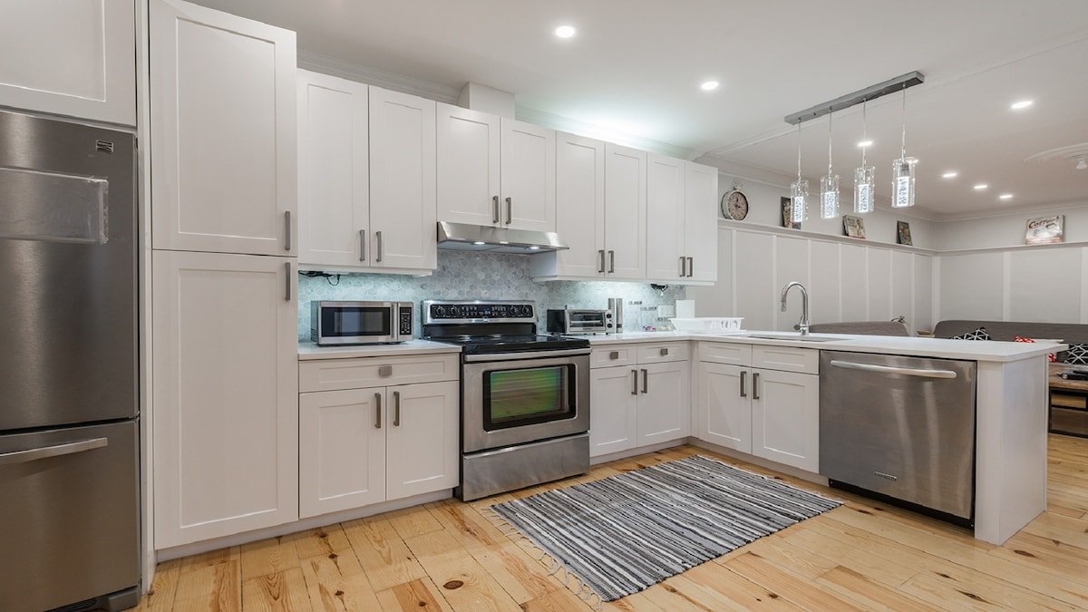 DOWNTOWN MONTREAL 12 BEDROOMS 6 BATHROOM SLEEPS 48 gallery image 3