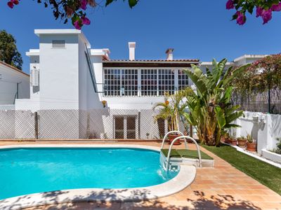 Lx Villa 10m to downtown, 14 ppl, heatable pool