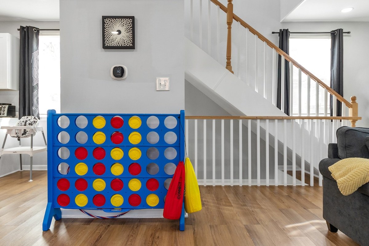 5-BR Home near DC Metro -Free Parking/Full Kitchen gallery image 3