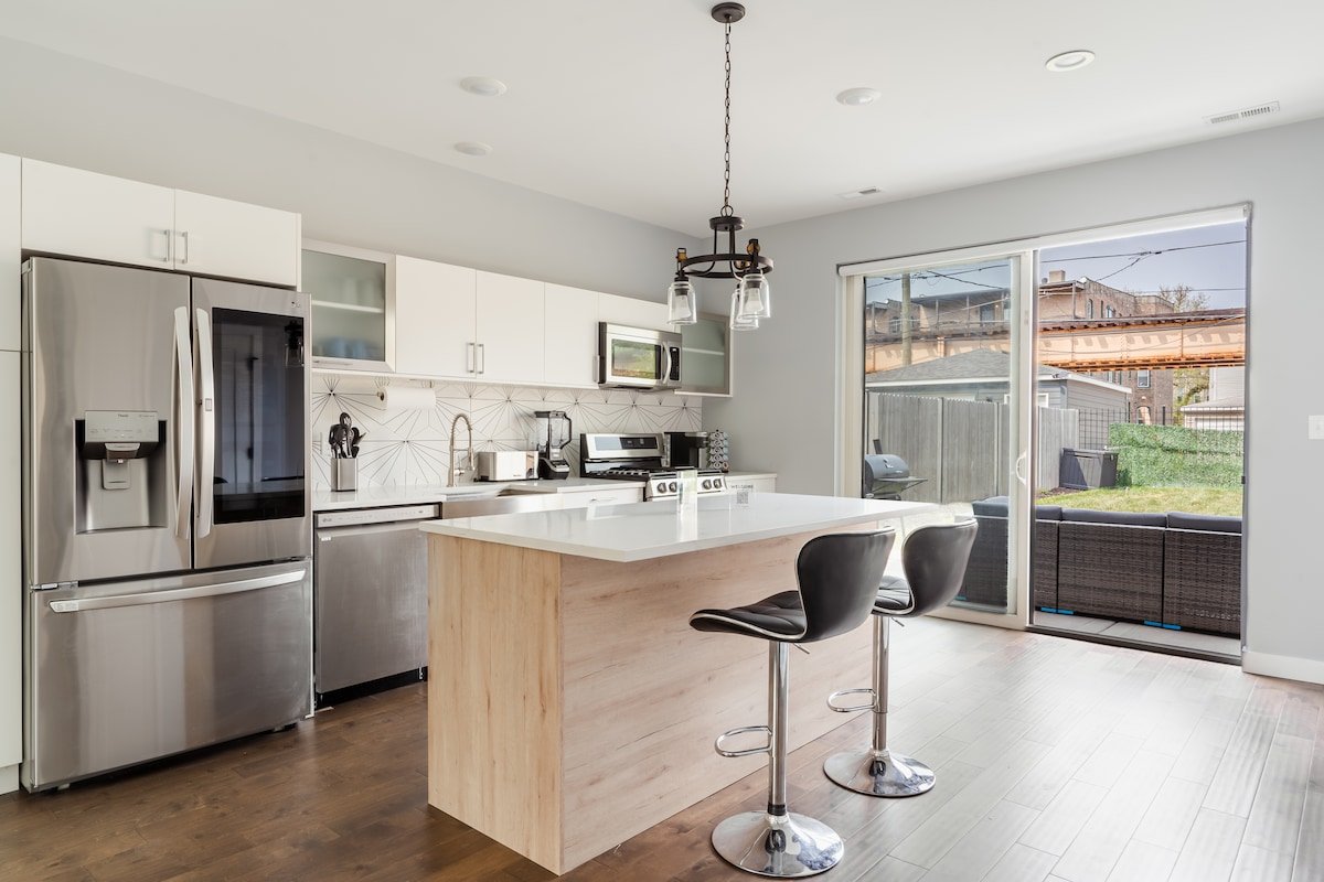 Smart Home King Bed Private Yard gallery image 3