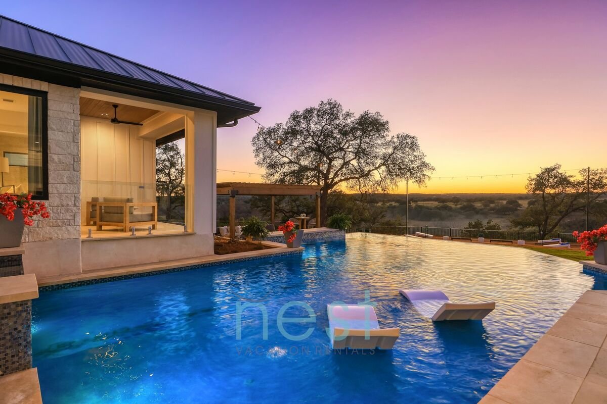 *New* Views | Pool | Hot Tub | Pool Table | Fire Pit | 16 Queen Beds