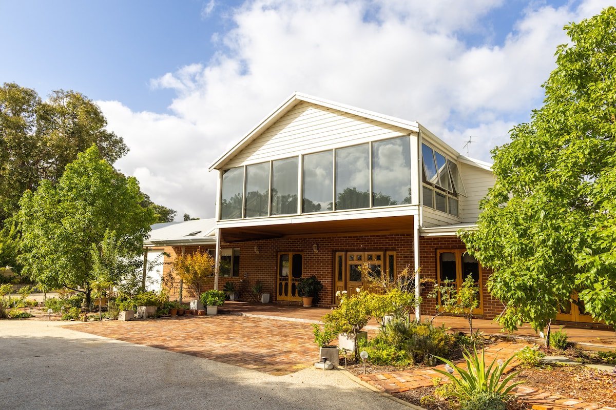 Magical Multi-Family Home- Huge Pool, Kid Friendly gallery image 4