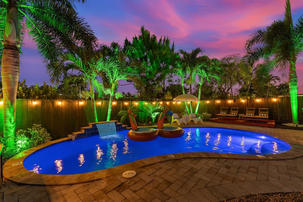 Heated Pool + Sauna + Gym + Movies Outside gallery image 3