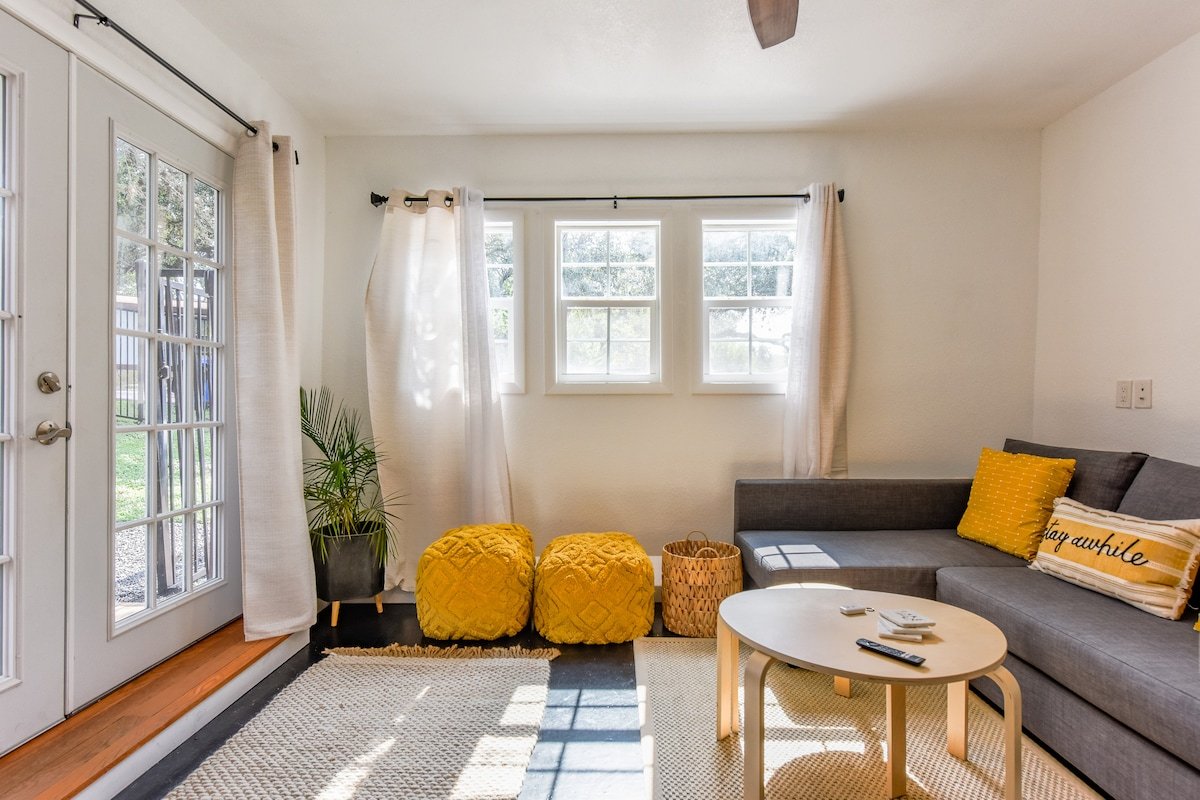 Fun 3 bedroom house with pool, hot tub & studio! gallery image 5