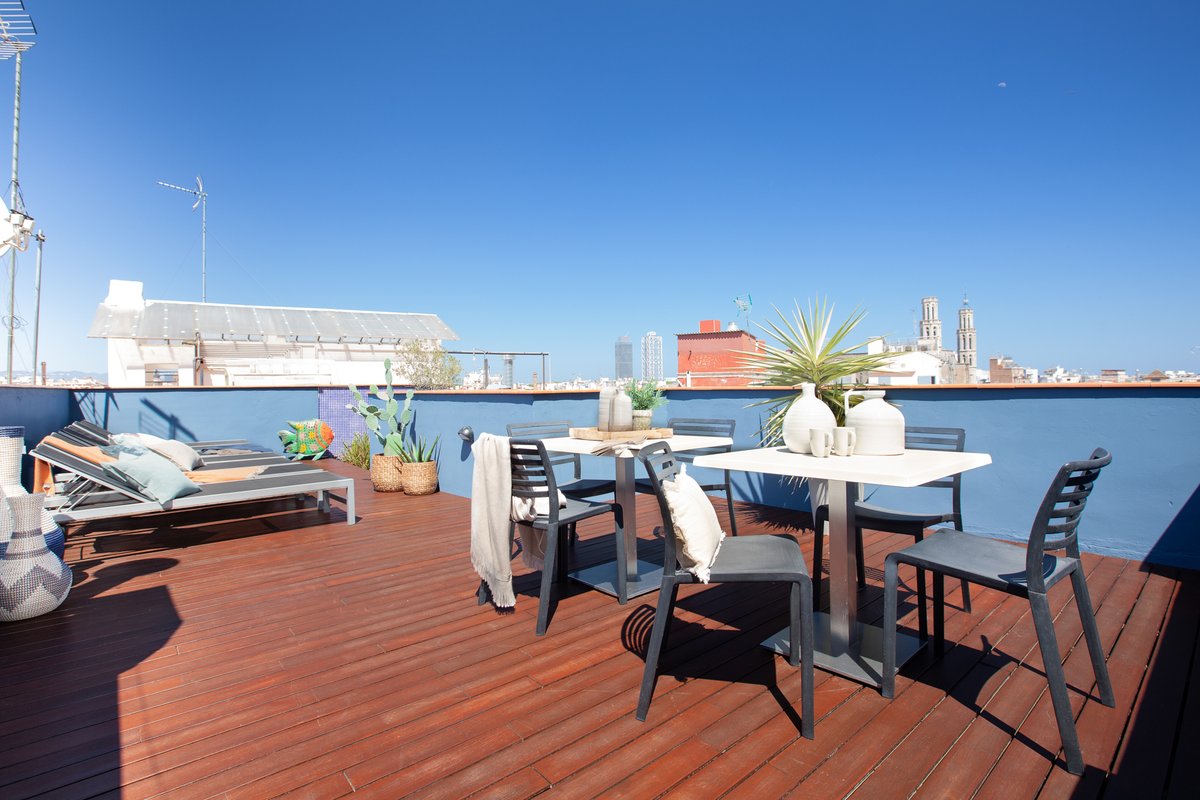 Attic with balcony by Dalí EnjoyBCN Apartments