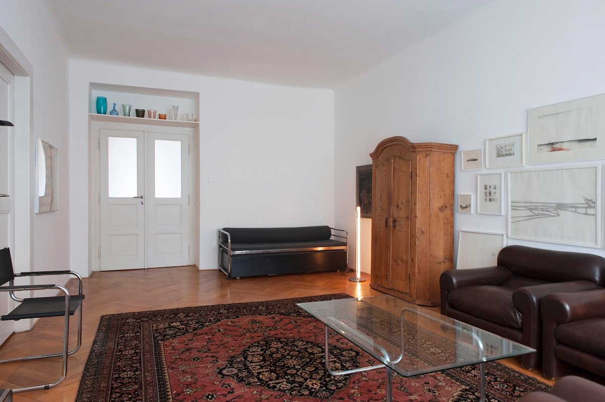 3BDR Art-filled Apartment with Garage gallery image 3