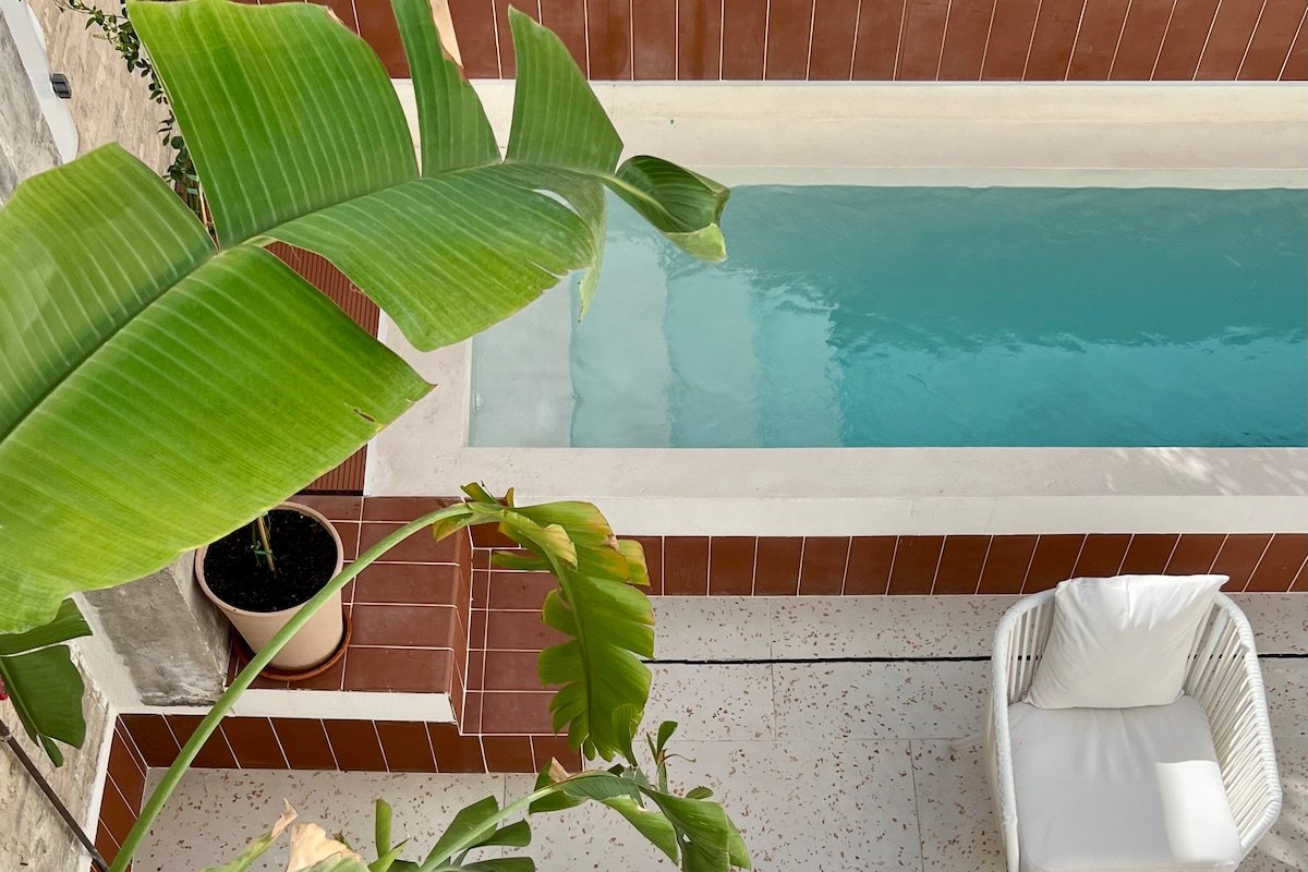 Spectacular space with pool gallery image 3