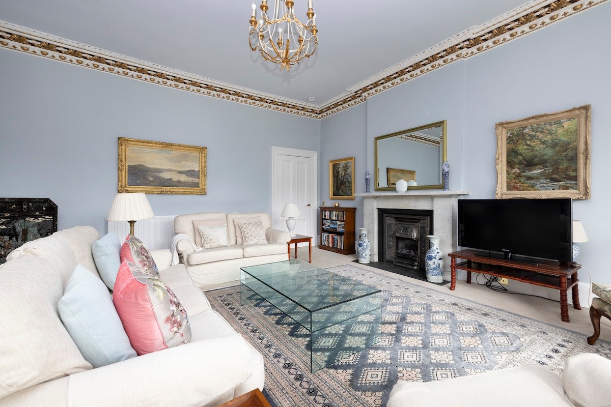 Elegant 3-BR Central Princes Street Apt with View gallery image 4