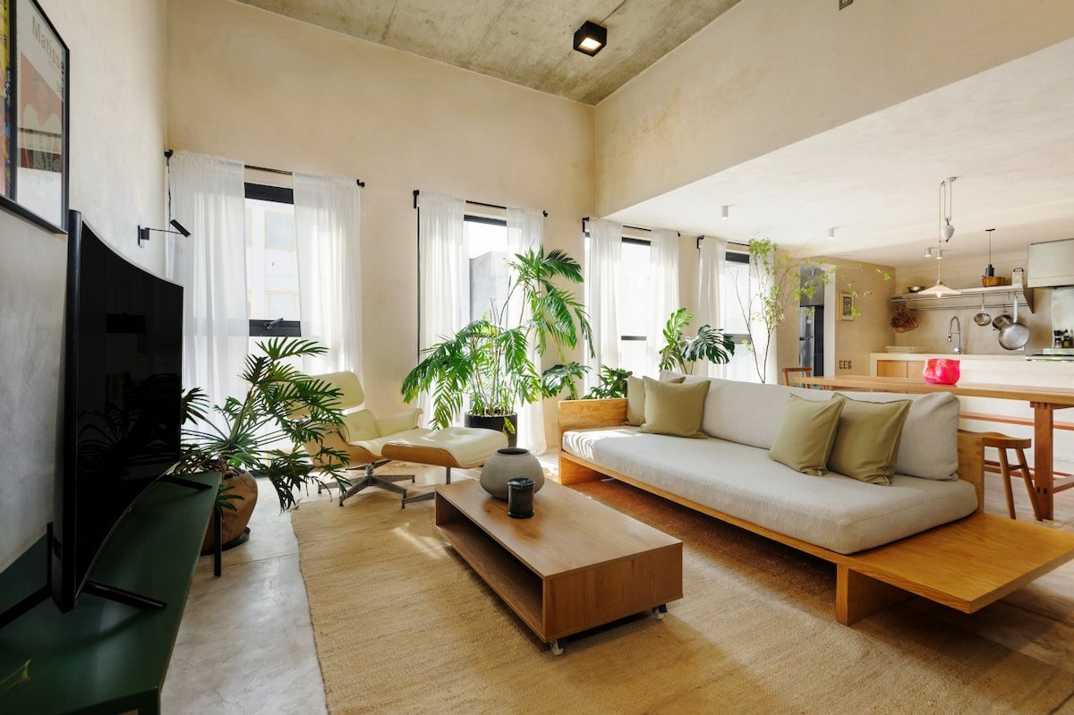 Elegant 2 bdr Duplex w/ Private Rooftop grill gallery image 2