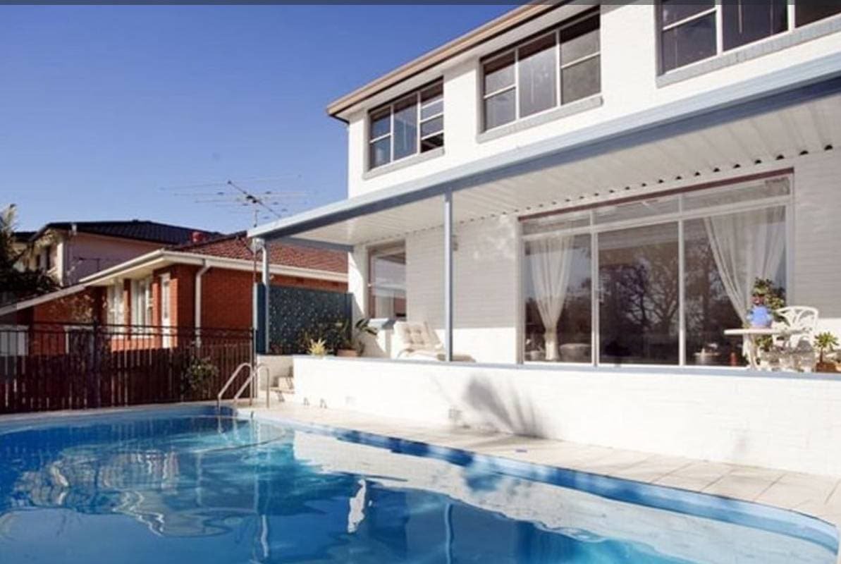 Stylish 5 BR House with Pool near Beach gallery image 2