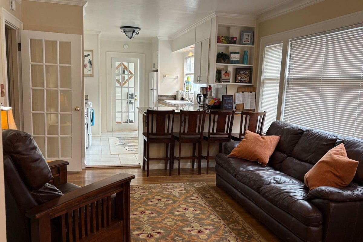 *Seattle-Queen Anne* 7 BR 3 BA. *One Block to SPU* gallery image 3