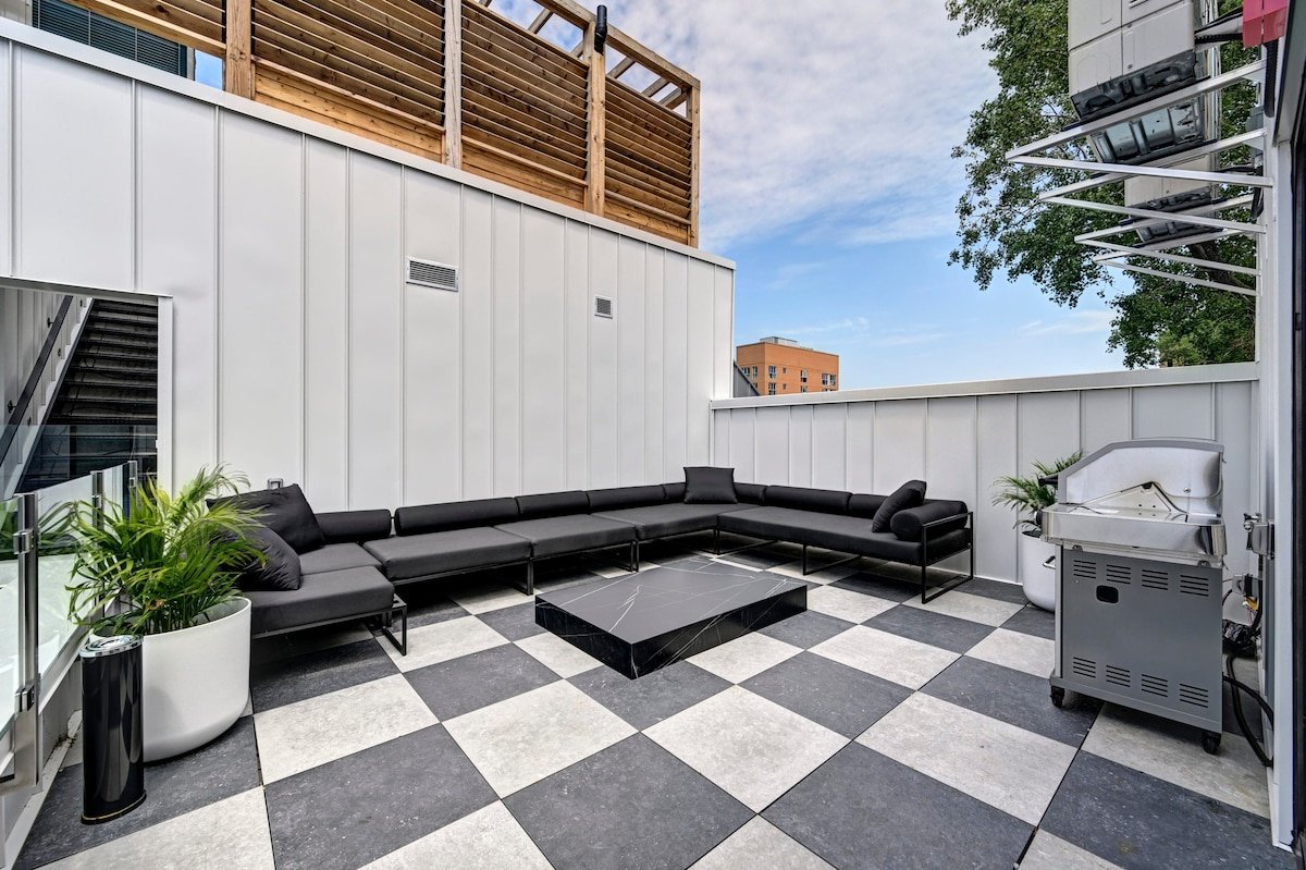 CLUBHAUS Executive Penthouse, Private Rooftop, Sleeps 12+ gallery image 3