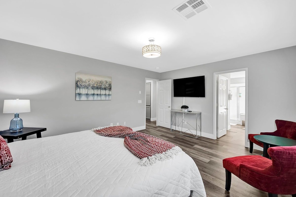 Modern 4 bedroom w/ pool,parking, patio,and grill gallery image 3