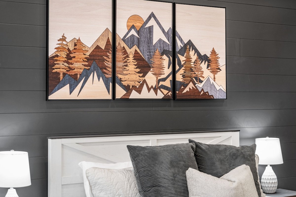 LUXE Chalet! Hot Tub, Sauna, Arcade, 3 King, Creek gallery image 4