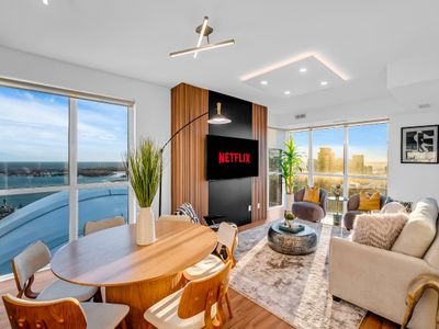 Modern Penthouse CN Tower+Lake Sunset View|Sleeps8