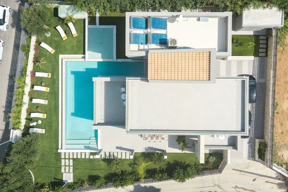 200mt to beach★Heathed Pool with Hydromassage ★BBQ gallery image 3