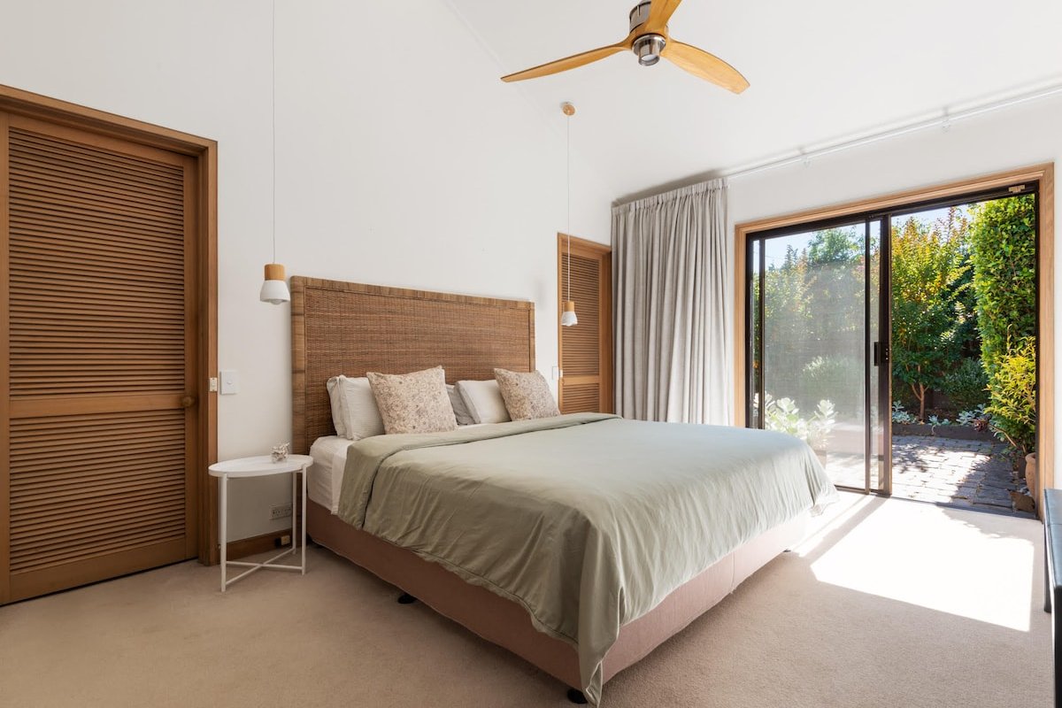 Molly’s Modernist Bayside Beach House gallery image 4