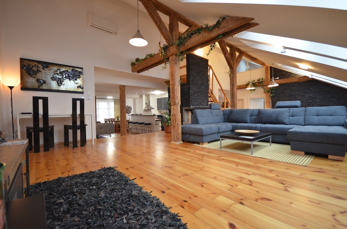 Grand Luxury Attic Josefov – Old Town Square gallery image 4