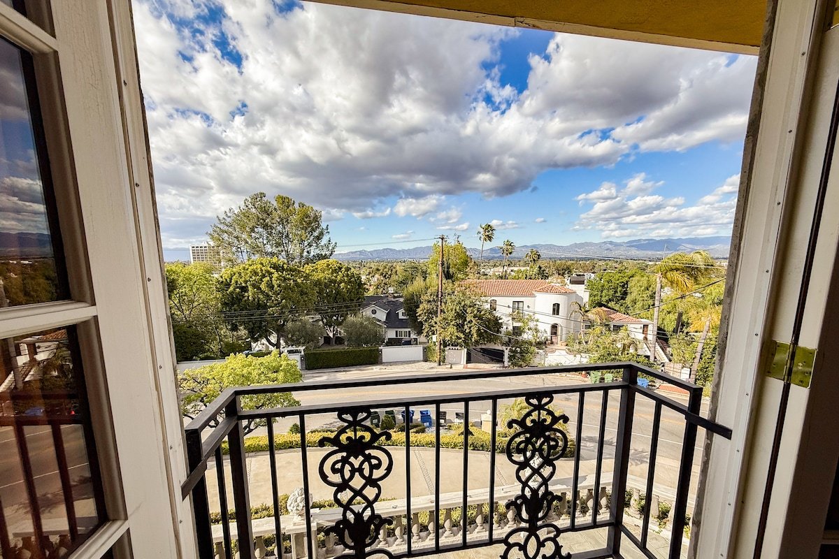 Vista Villa – Poolside Elegance with Views gallery image 5