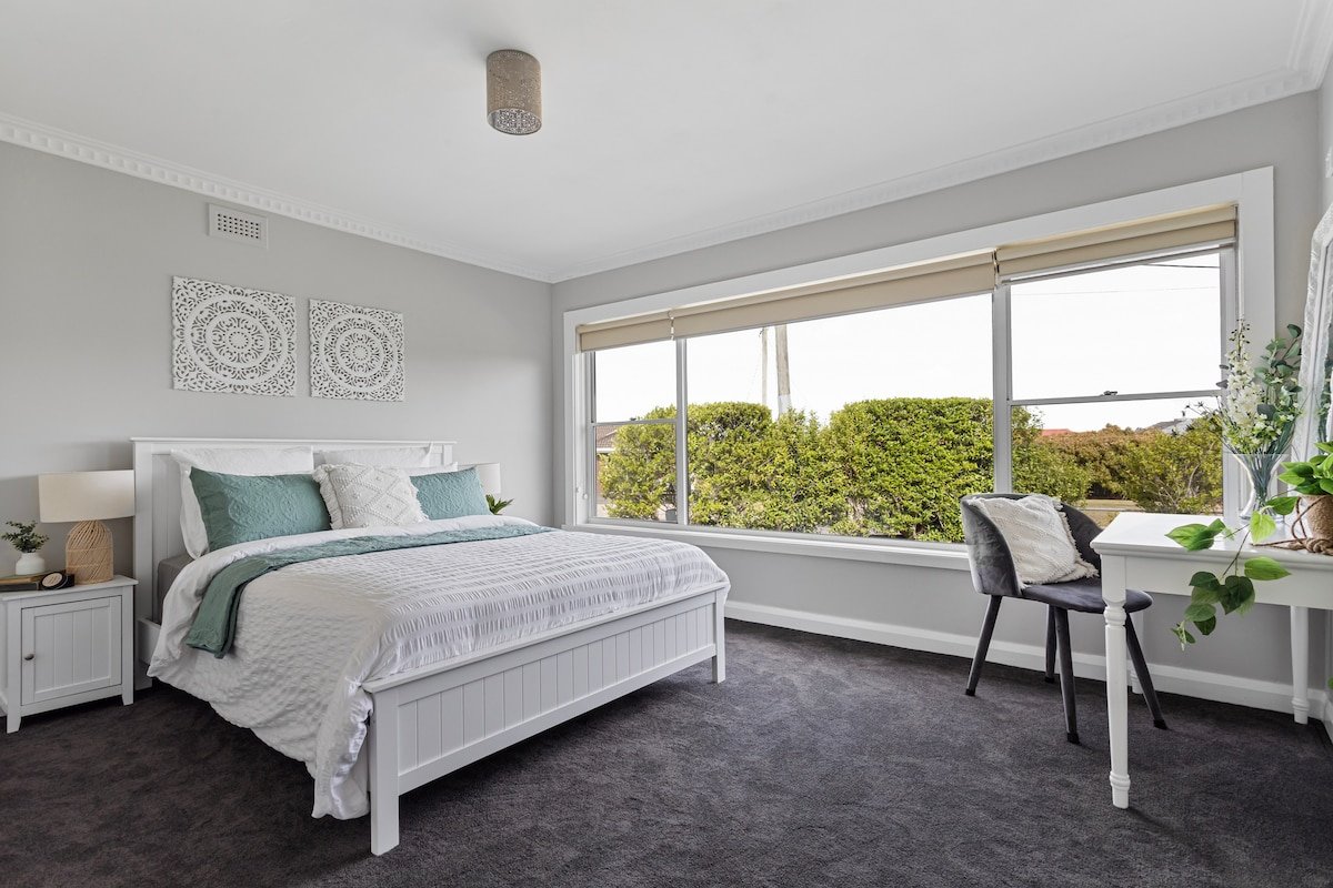 Legana Lodge – Your home away from home -12 guests gallery image 3